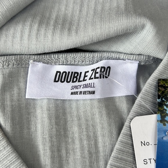 A halter crop top - Picture 3 of 5